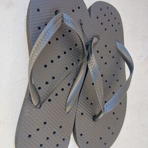 Room Essentials Men's Dark Flip Flops